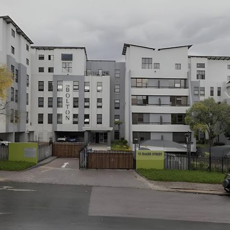 Lovely Rosebank 1-Bedroom Condo With Pool & Cinema Йоханнесбург Экстерьер фото
