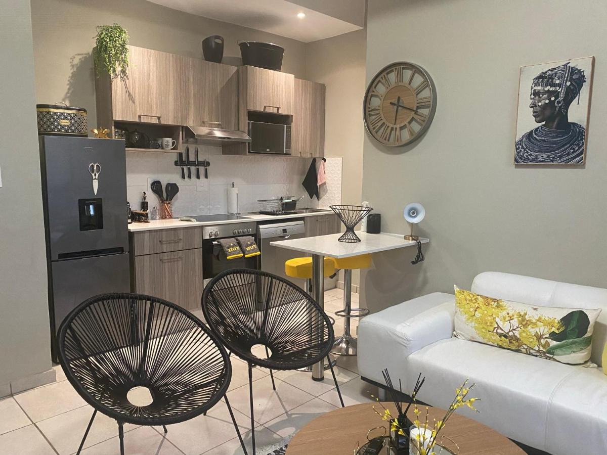 Lovely Rosebank 1-Bedroom Condo With Pool & Cinema Йоханнесбург Экстерьер фото