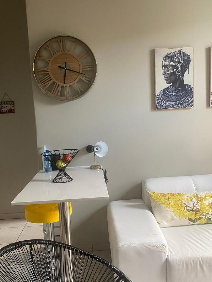 Lovely Rosebank 1-Bedroom Condo With Pool & Cinema Йоханнесбург Экстерьер фото
