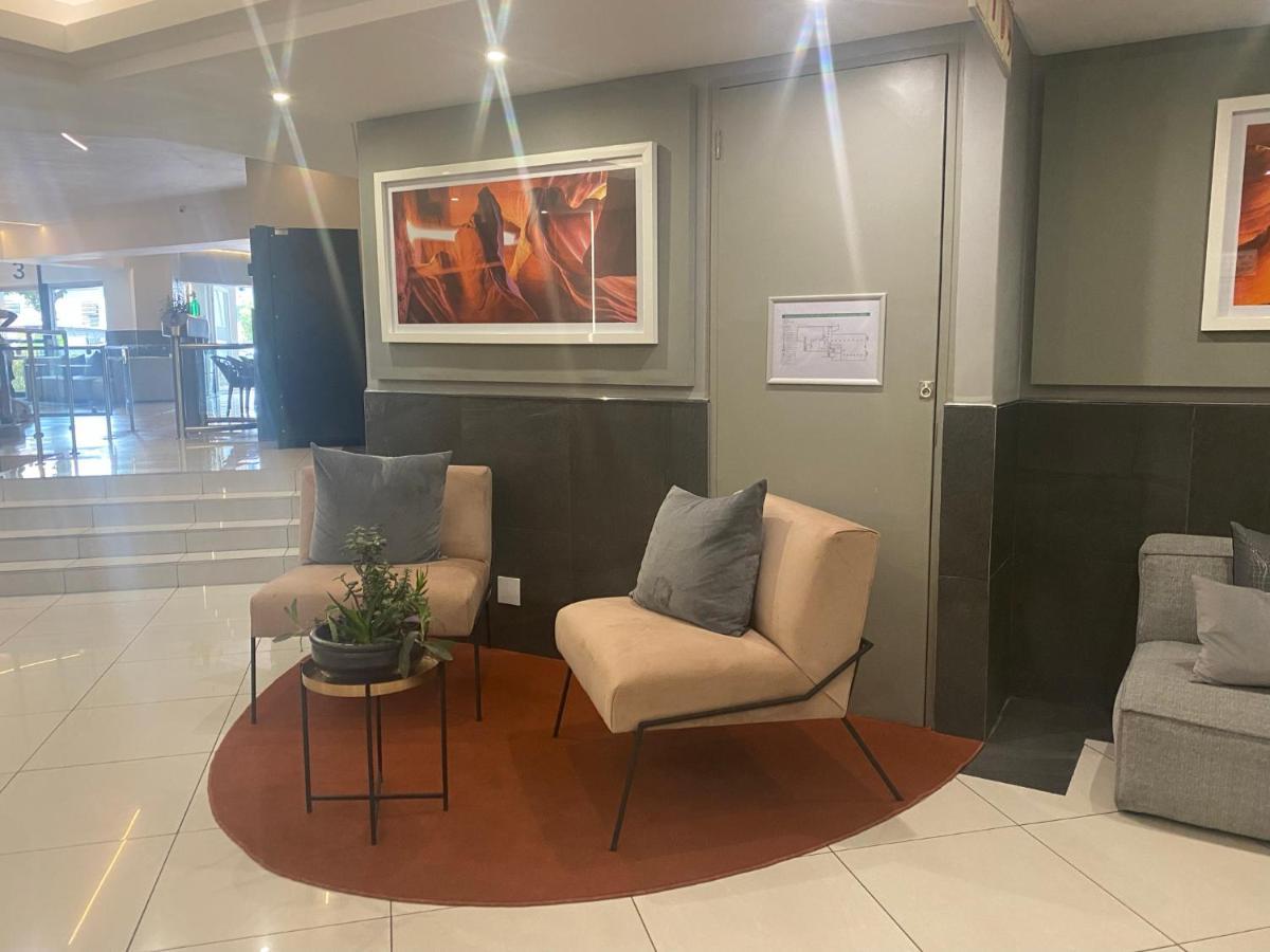 Lovely Rosebank 1-Bedroom Condo With Pool & Cinema Йоханнесбург Экстерьер фото