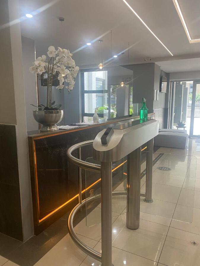 Lovely Rosebank 1-Bedroom Condo With Pool & Cinema Йоханнесбург Экстерьер фото