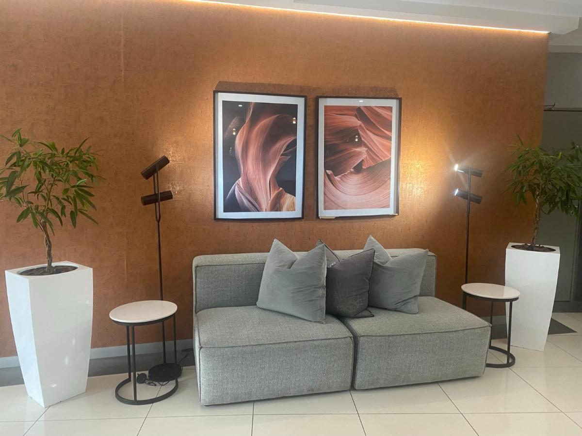 Lovely Rosebank 1-Bedroom Condo With Pool & Cinema Йоханнесбург Экстерьер фото