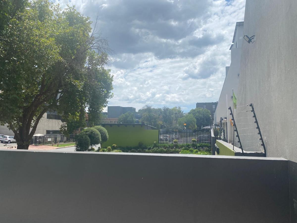Lovely Rosebank 1-Bedroom Condo With Pool & Cinema Йоханнесбург Экстерьер фото
