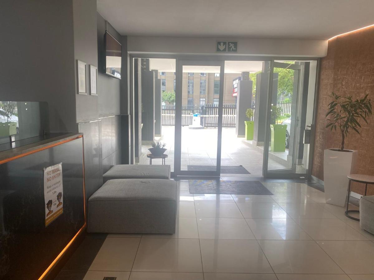 Lovely Rosebank 1-Bedroom Condo With Pool & Cinema Йоханнесбург Экстерьер фото