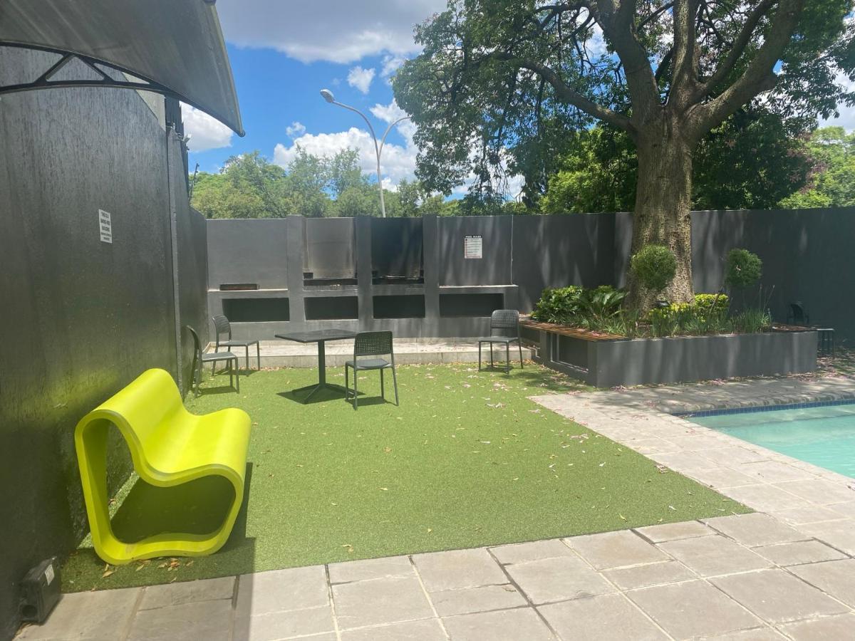 Lovely Rosebank 1-Bedroom Condo With Pool & Cinema Йоханнесбург Экстерьер фото