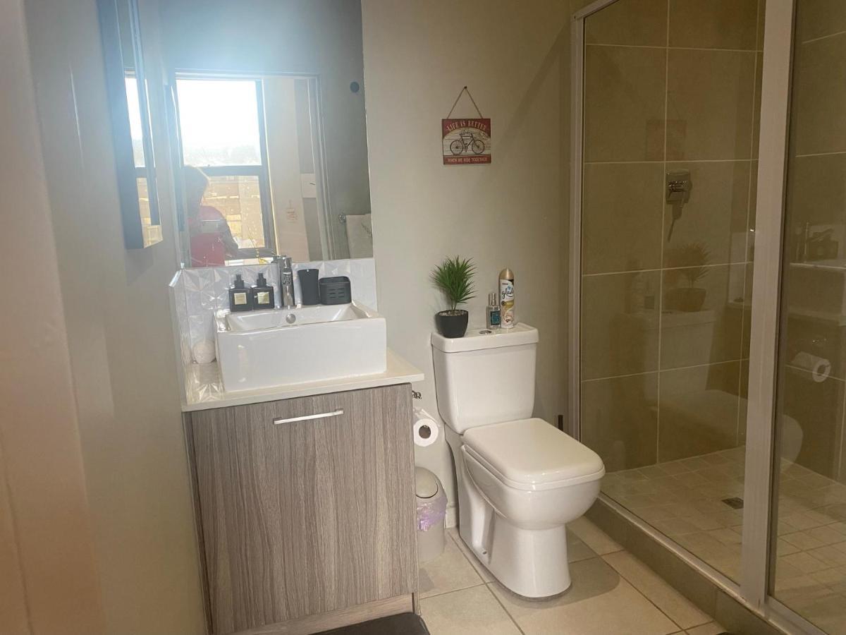 Lovely Rosebank 1-Bedroom Condo With Pool & Cinema Йоханнесбург Экстерьер фото