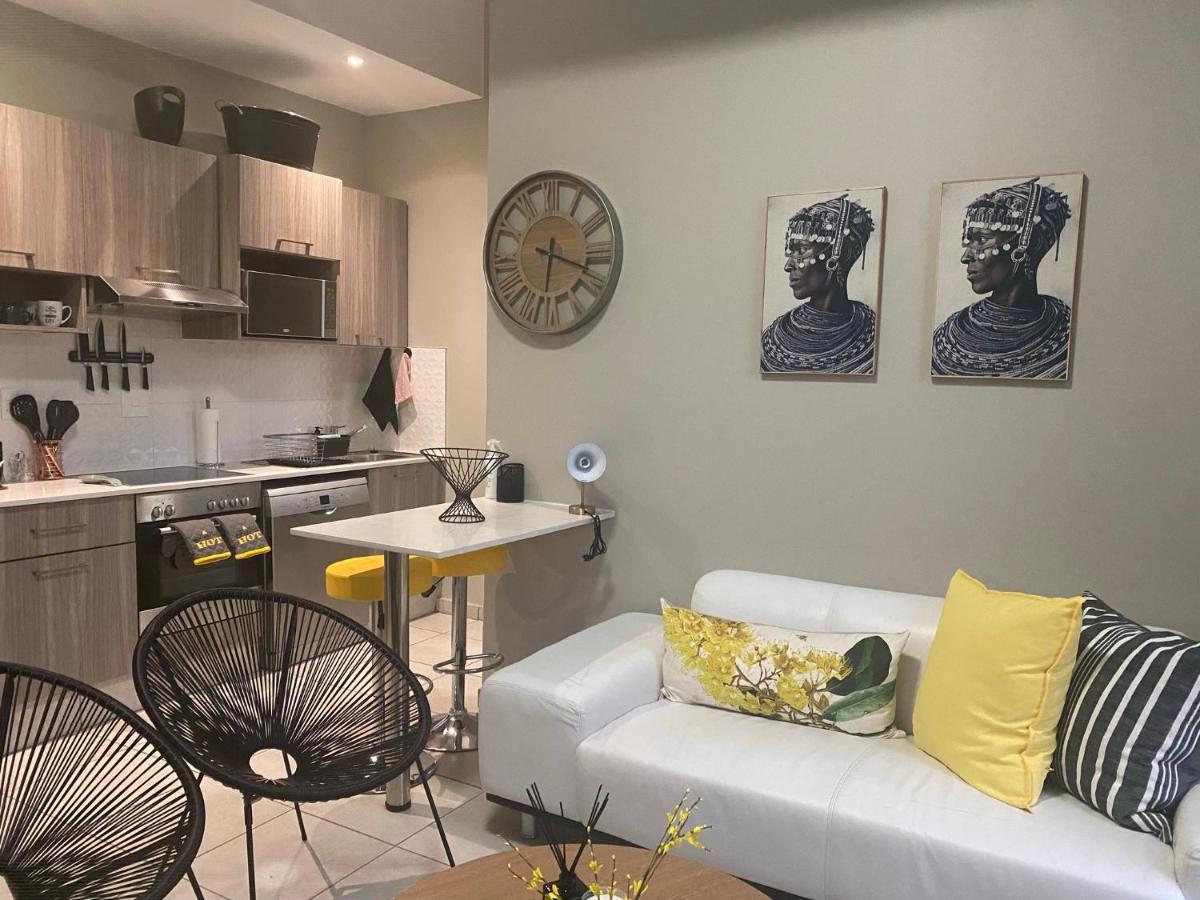 Lovely Rosebank 1-Bedroom Condo With Pool & Cinema Йоханнесбург Экстерьер фото