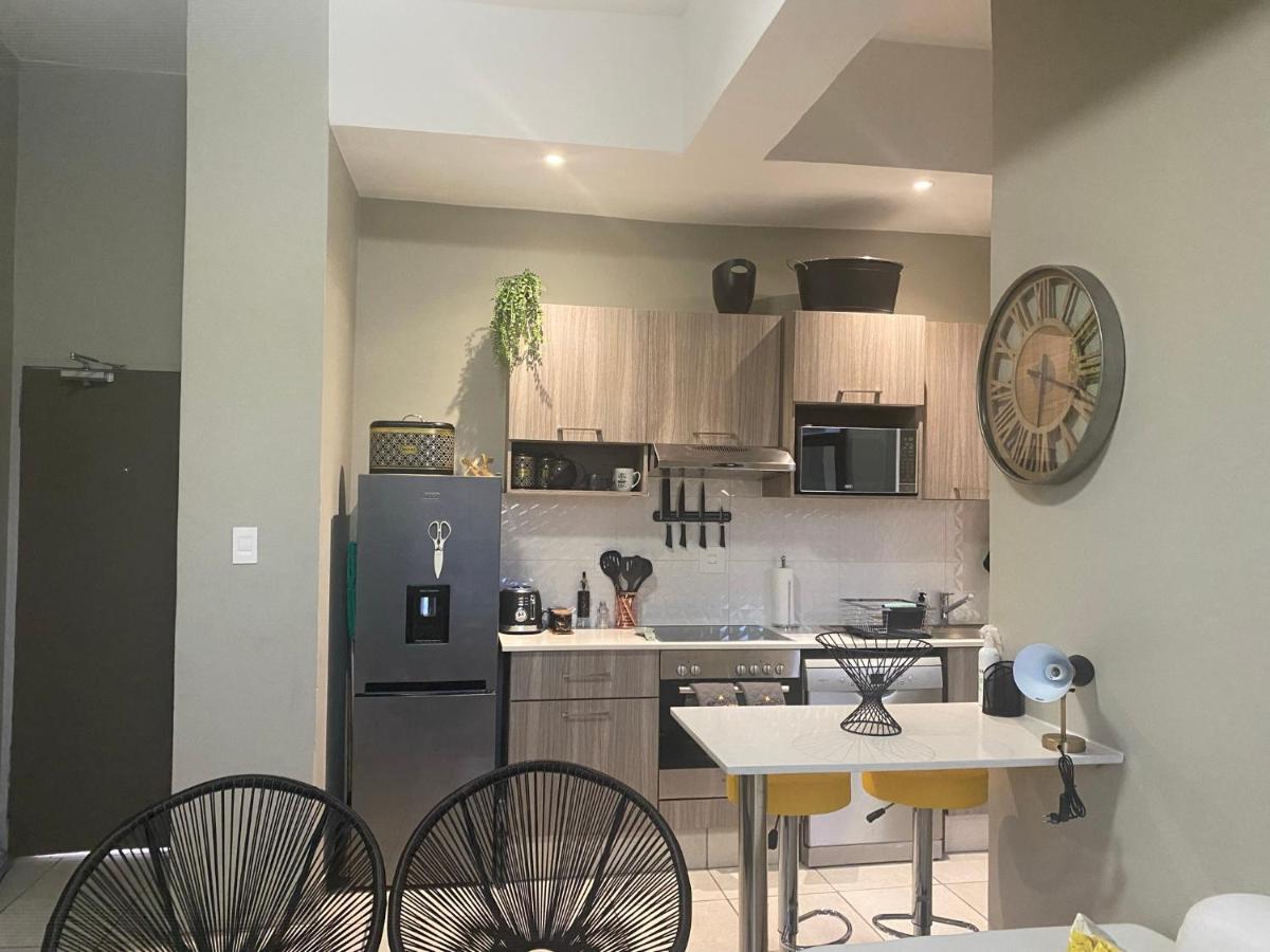 Lovely Rosebank 1-Bedroom Condo With Pool & Cinema Йоханнесбург Экстерьер фото